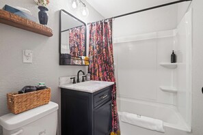 Hair dryer, towels, soap, shampoo - Manhattan KS Colorful Cottage ~ King Bed & Wi-Fi (Manhattan)