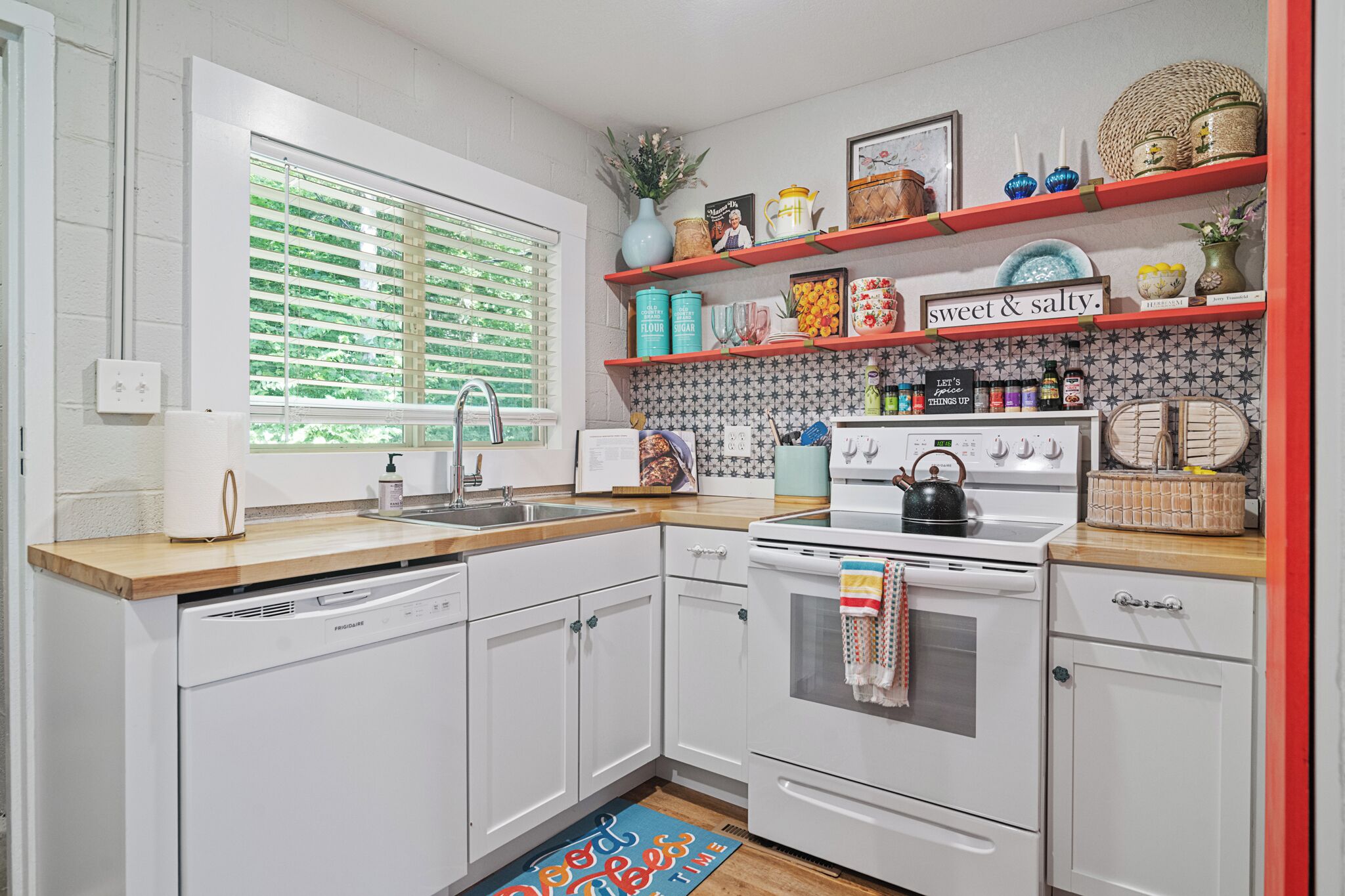 Fridge, oven, stovetop, coffee/tea maker