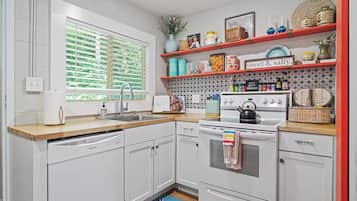 Fridge, oven, stovetop, coffee/tea maker