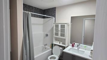 タオル、石鹸、トイレットペーパー