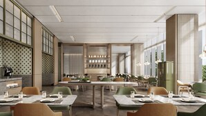 En modern restaurang med högt i tak, stora fönster och en mängd olika sittarrangemang.