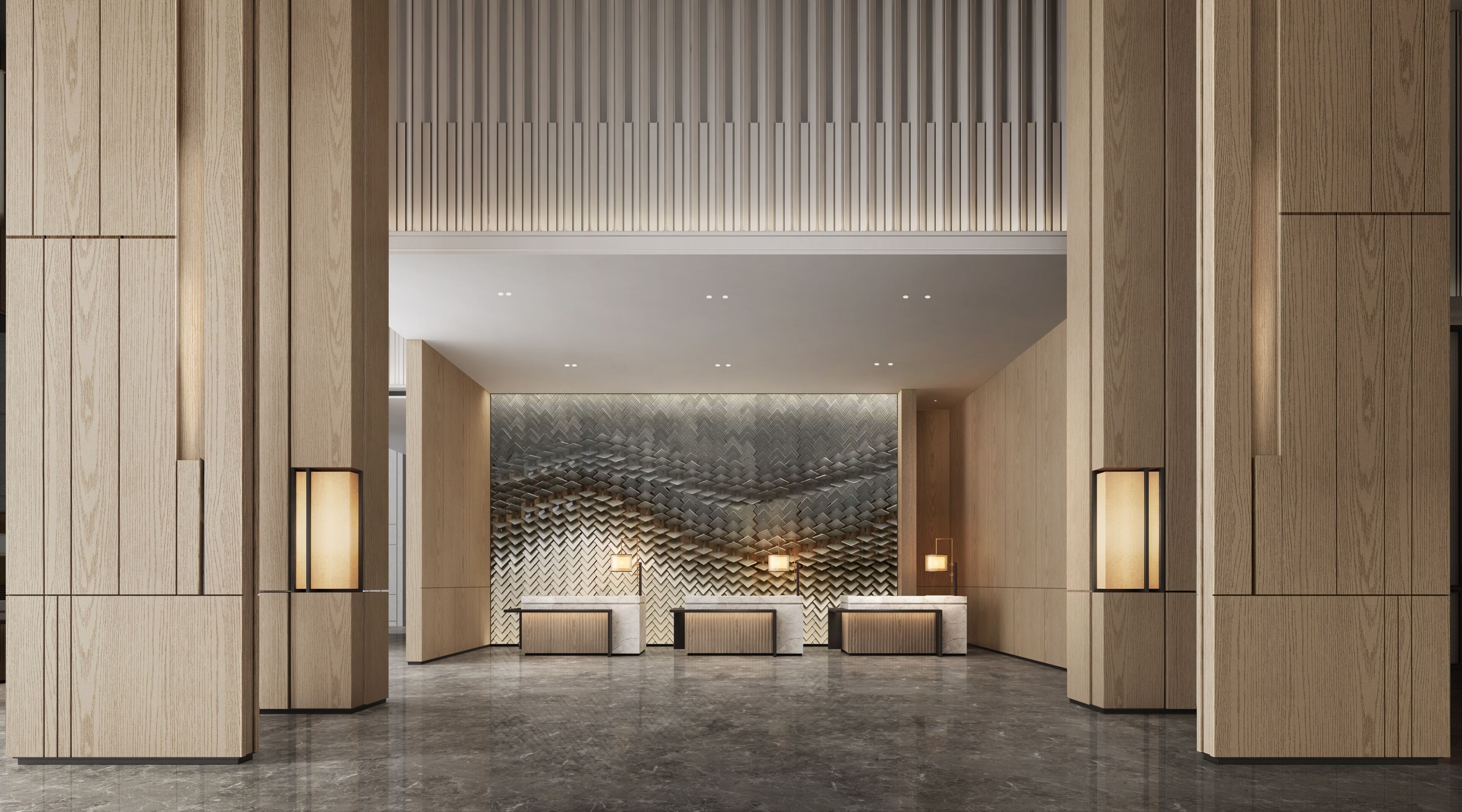 Eine Lobby mit Holzvertäfelung, einer Wand mit Fischgrätmuster und einem Empfangstisch mit zwei Lampen.