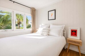 Iron/ironing board, WiFi, bed sheets - Oscar's Cottage by Waiheke Pure, charming, renovated, central (Waiheke Island)