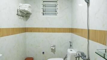 Phòng 4 tiện nghi đơn giản | Phòng tắm | Buồng tắm vòi sen, máy sấy tóc, dép đi trong nhà, khăn tắm