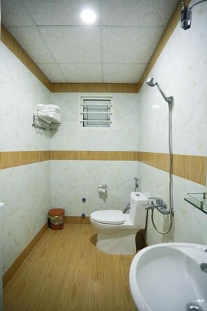 Comfort Quadruple Room | Bathroom - LYS HOTEL (Buon Me Thuot)