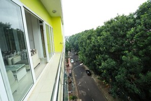 A balcony with a view of a road and trees. - LYS HOTEL (Tan An)