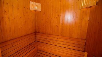 Puisesta laudeseinästä ja penkeistä rakennettu sauna.
