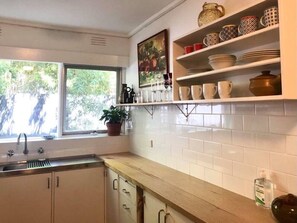 Wasserkocher mit Kaffee-/Teezubehör, Kühlschrank, Mikrowelle, Ofen
