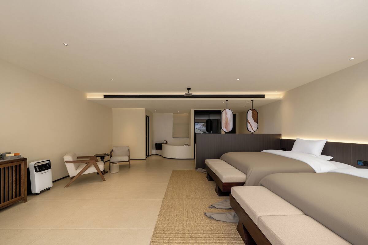 Minibar, desk, blackout curtains, free WiFi