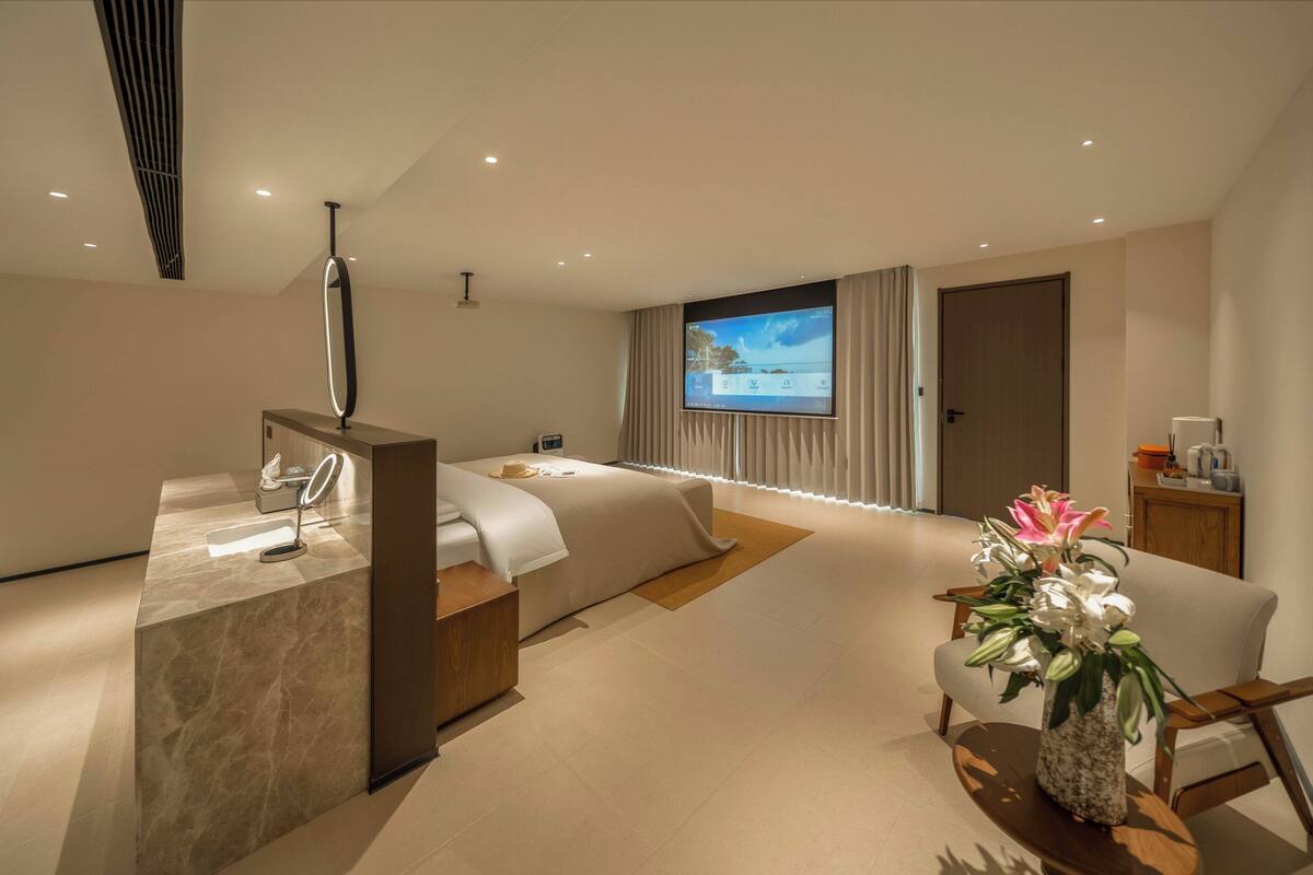 Minibar, desk, blackout curtains, free WiFi