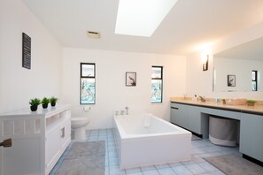 Een douche, een haardroger, handdoeken, zeep
