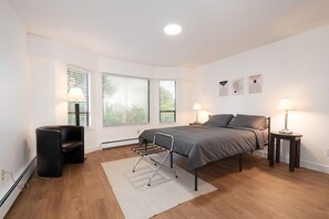 2 slaapkamers, een strijkplank/strijkijzer, internet, beddengoed
