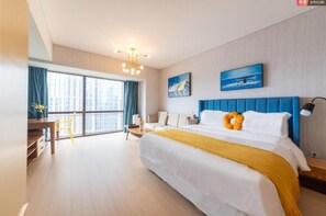 Habitación de hotel con una cama grande, un escritorio, una silla y vistas a la ciudad a través de la ventana.