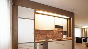 Eine moderne Küche mit Geschirrspüler, Backofen und Mikrowelle.