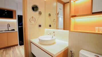 Studio Mewah, pemandangan kota | Kamar mandi | Sabun, sampo, dan tisu toilet