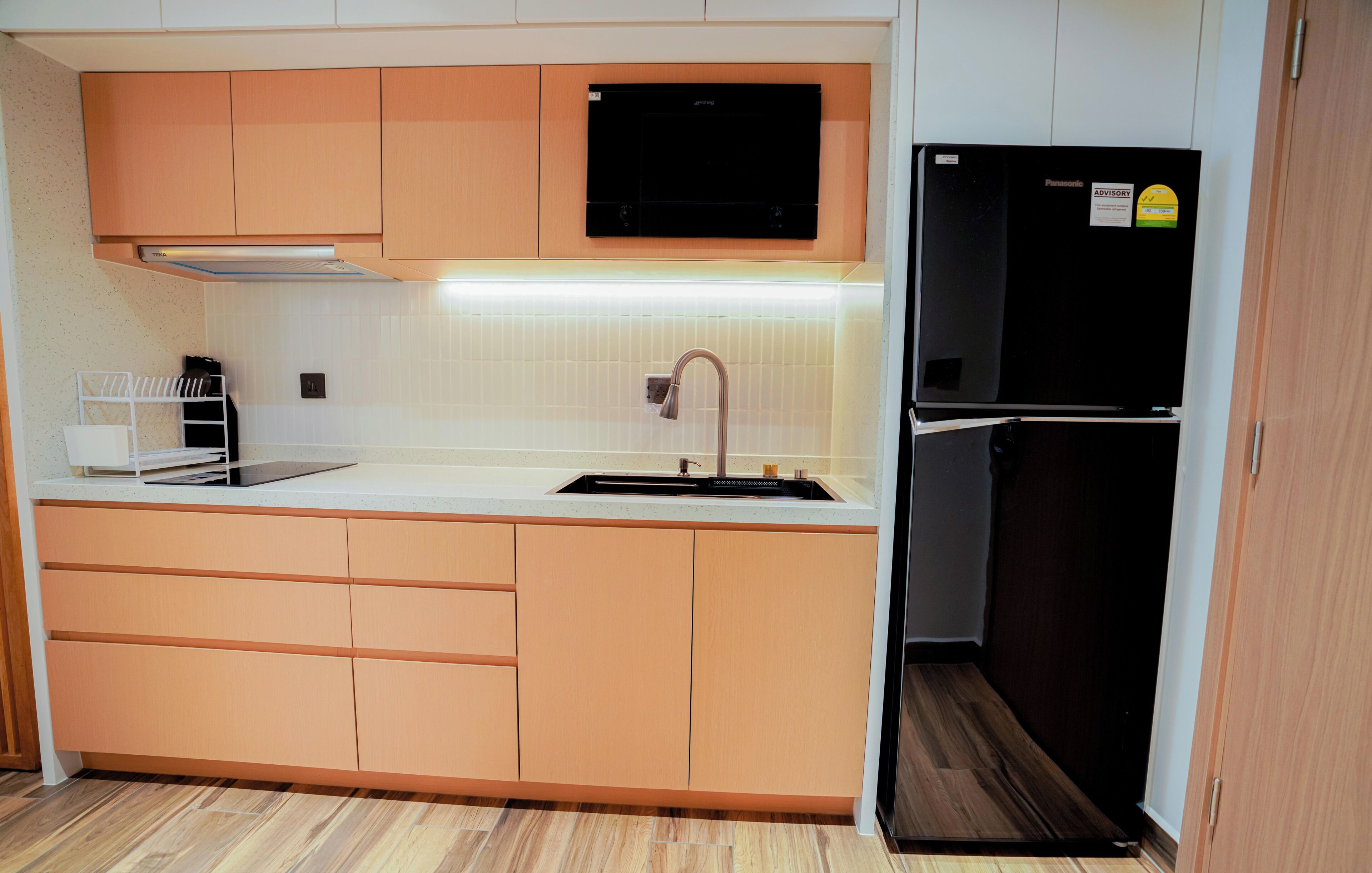 Suite Studio Luxe, vue ville | Cuisine privée | Micro-ondes, batterie de cuisine, vaisselle et ustensiles