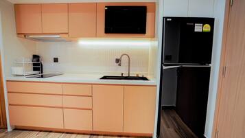 Suite Studio Luxe, vue ville | Cuisine privée | Micro-ondes, batterie de cuisine, vaisselle et ustensiles
