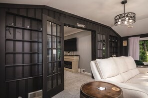 TV, fireplace - The Prohibition Lakehouse on Mineola Bay - 3/2 Mineola Bay Lake Retreat with Amazing Views (Fox Lake)