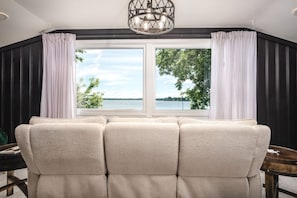 TV, fireplace - The Prohibition Lakehouse on Mineola Bay - 3/2 Mineola Bay Lake Retreat with Amazing Views (Fox Lake)