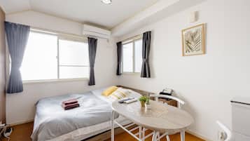 Departamento básico | Espacio para trabajar con laptop y tabla de planchar con plancha