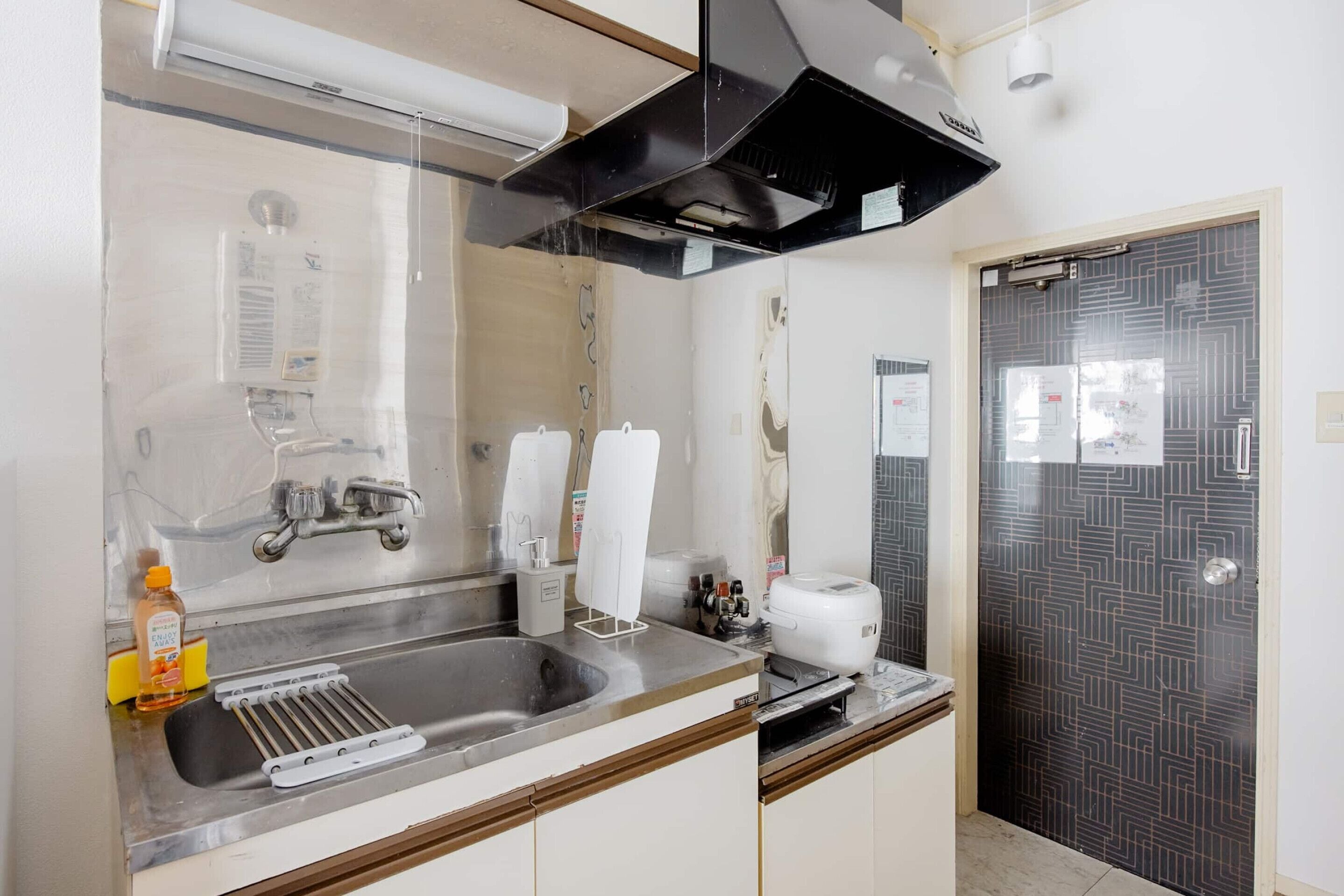 Basic Apartment | Private kitchen | Dining table