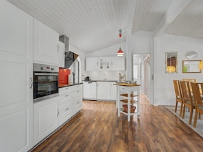 Kühlschrank, Mikrowelle, Geschirrspüler, Kochgeschirr/Geschirr/Besteck