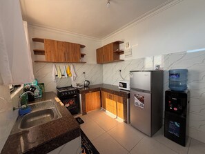 Private kitchen - Cosy 2 bedroom apartment close to the beach (Mombasa)