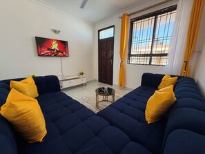 Living area - Cosy 2 bedroom apartment close to the beach (Mombasa)