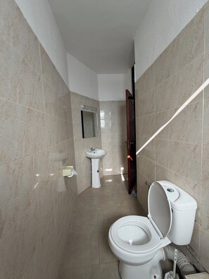 Bathroom - Cosy 2 bedroom apartment close to the beach (Mombasa)