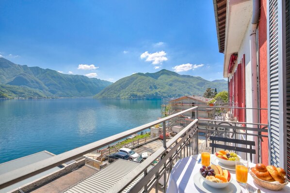 Standard Apartment, 1 Bedroom, Balcony (76 The Lake House Saturno) | Outdoor dining - 76 The Lake House (Melide)