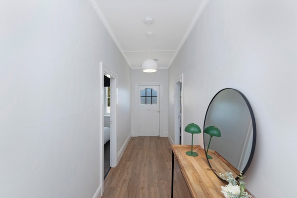 3 chambres, bureau, fer et planche à repasser, lit de bébé portatif