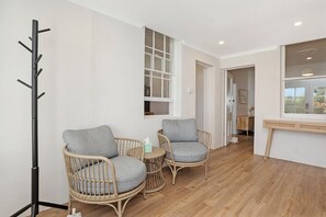 Interior - Lava House•WIFI•central heating/cooling•CBD (Warrnambool)