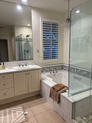 Douche, serviettes fournies, savon, papier toilette