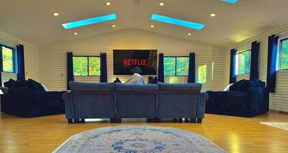 Spacious Alpine Log Cabin, Sleeps 16, Game/Movie Room