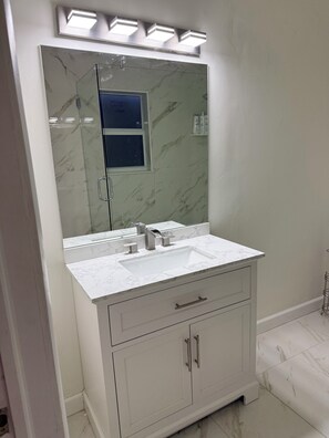 Douche, sèche-cheveux, serviettes fournies, savon