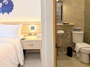 Deluxe Single Room | Bathroom | Shower, hair dryer, towels, soap - Kokotel Cebu Capitol (Cebu City)