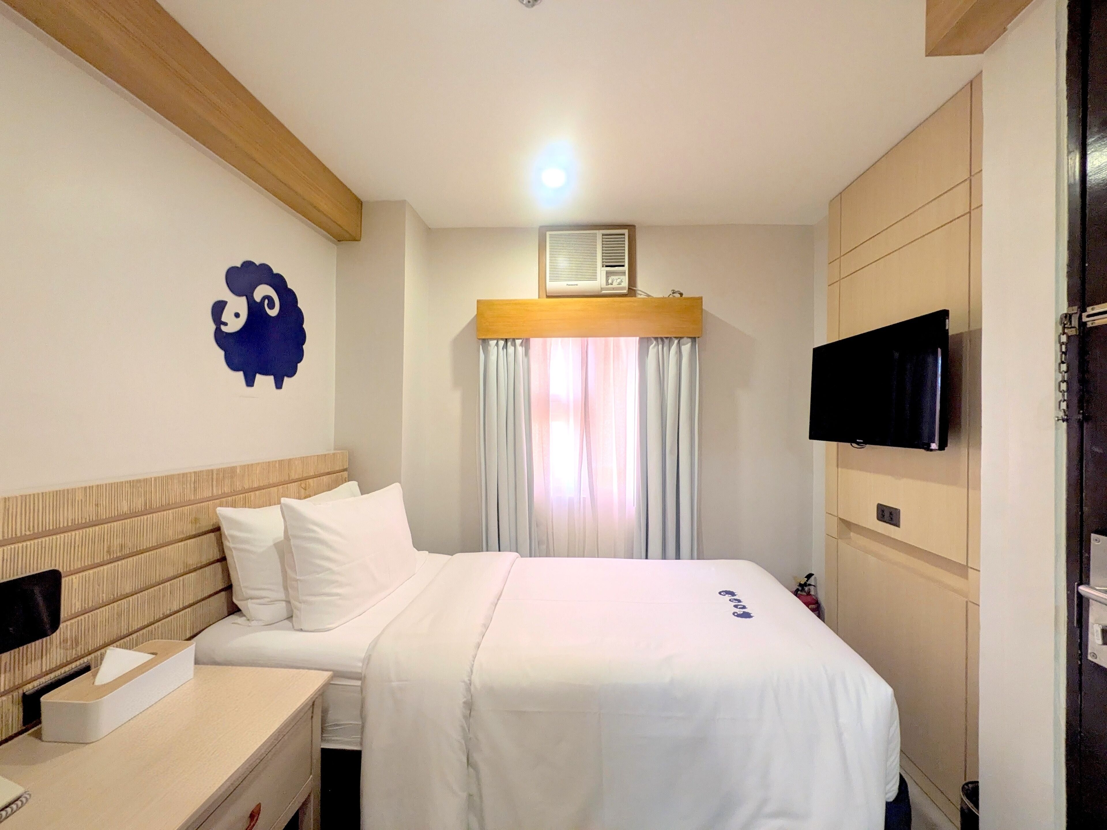 Deluxe Single Room | Free WiFi, bed sheets