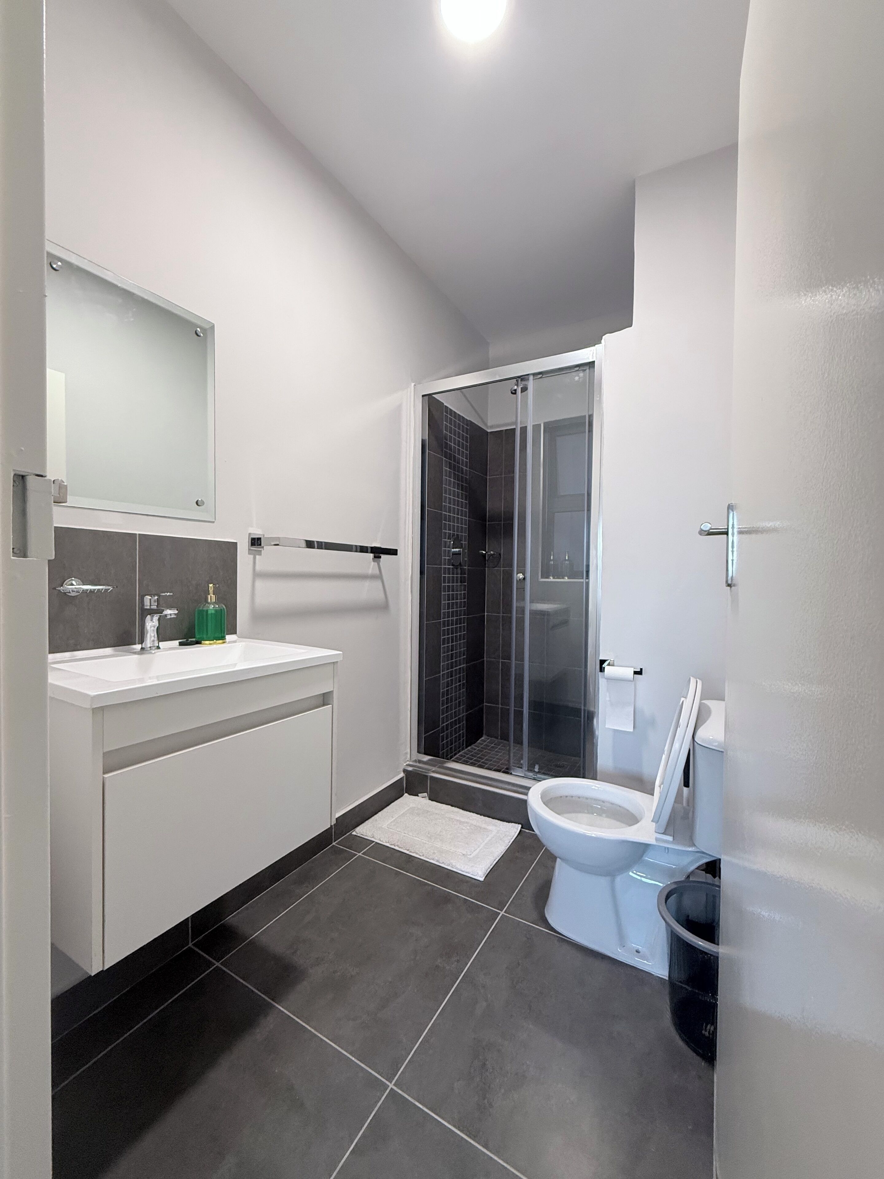 Douche, serviettes fournies, savon, papier toilette
