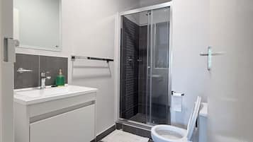 Douche, serviettes fournies, savon, papier toilette