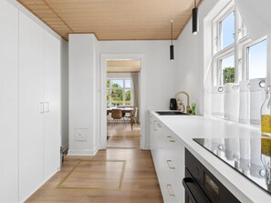 Kühlschrank, Mikrowelle, Geschirrspüler, Kochgeschirr/Geschirr/Besteck
