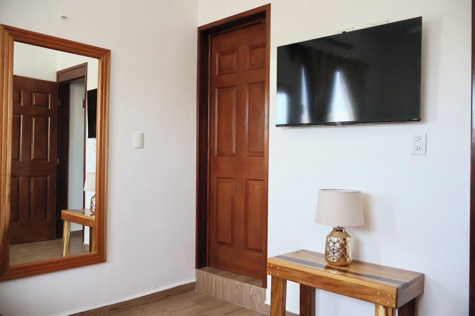 Comfort Room, 1 King Bed, Private Bathroom | Interior