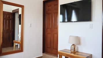 Comfort Room, 1 King Bed, Private Bathroom | Interior