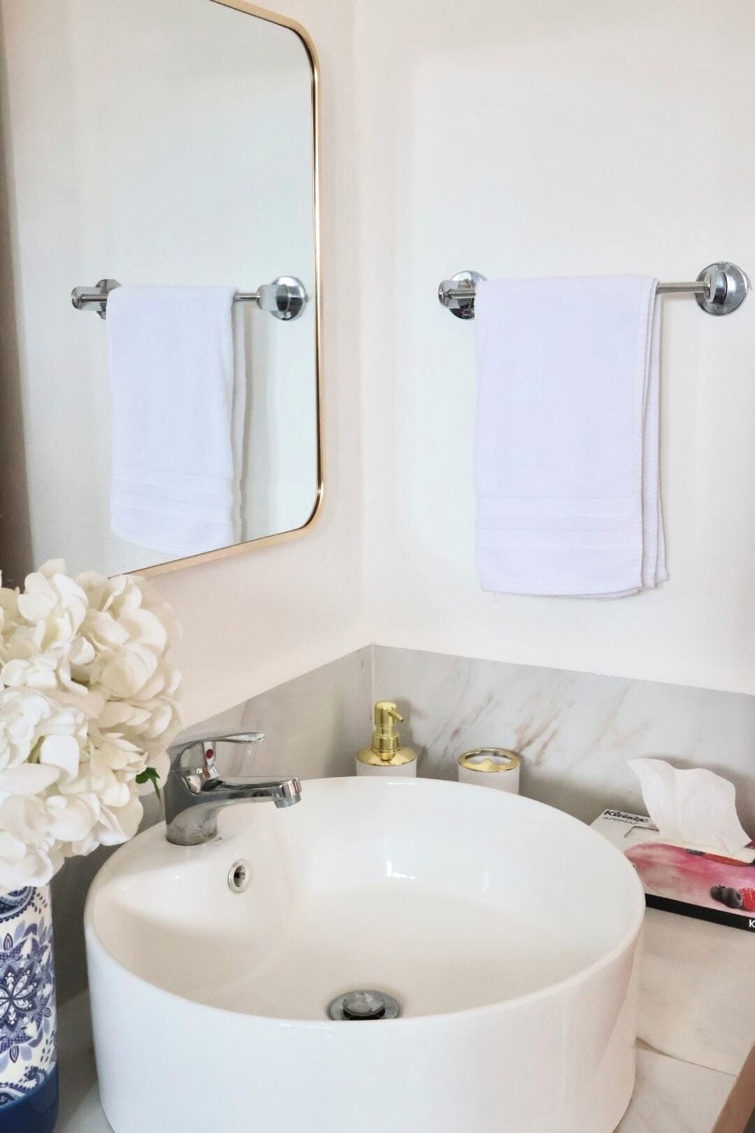 Habitación Confort, 1 cama de matrimonio grande, baño privado | Baño | Ducha, toallas, jabón y champú