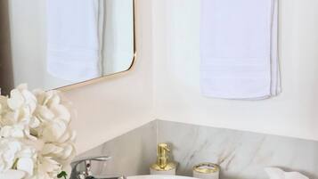 Habitación Confort, 1 cama de matrimonio grande, baño privado | Baño | Ducha, toallas, jabón y champú