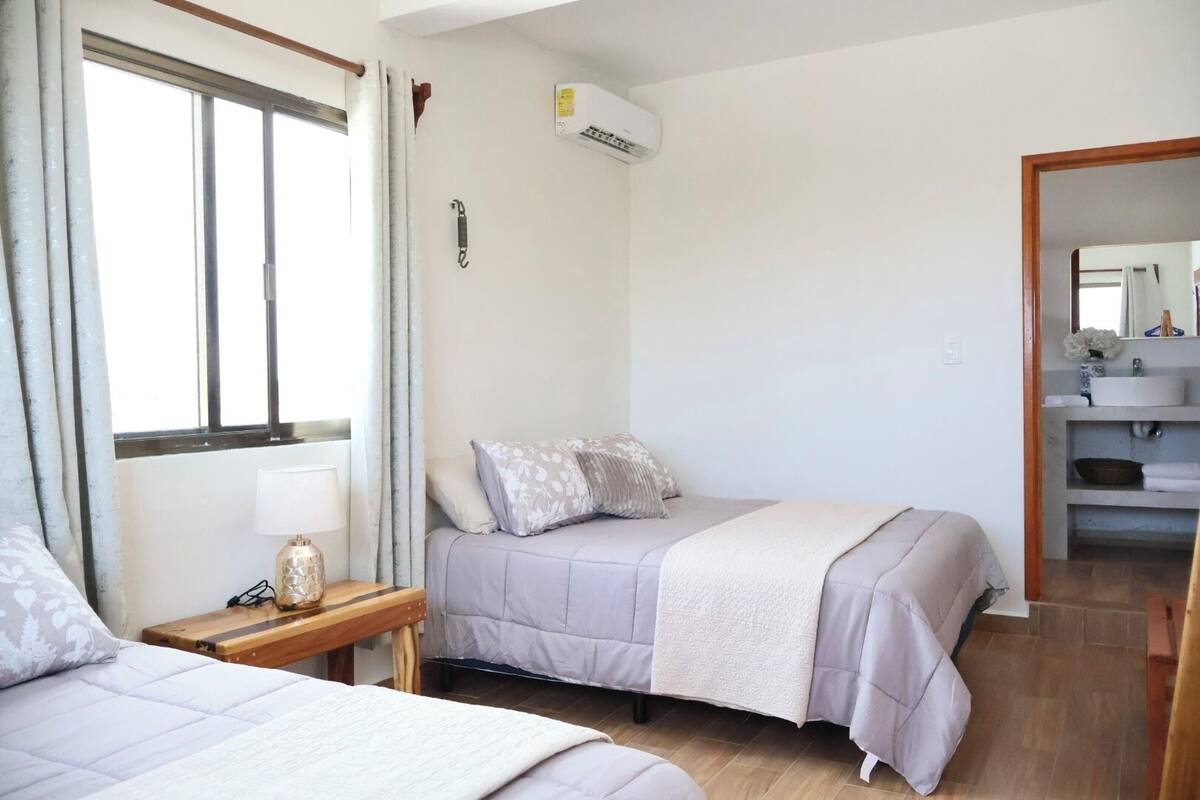 Familierom, 2 queensize-senger, privat bad | Wi-fi (inkludert)