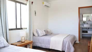 Habitación familiar, 2 camas de matrimonio, baño privado | Wifi gratis