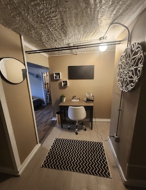 2 bedrooms, internet, bed sheets
