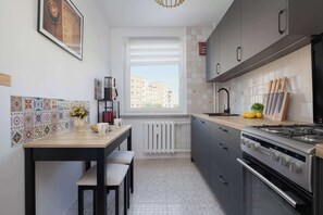 Wasserkocher mit Kaffee-/Teezubehör, Kühlschrank, Ofen, Herdplatte