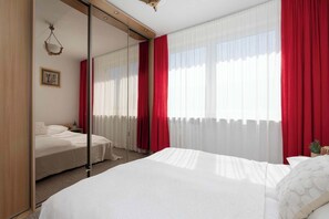 2 Schlafzimmer, Schreibtisch, Bügeleisen/Bügelbrett, Reisekinderbett
