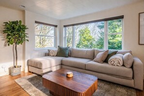 Smart TV, computer monitors, printers - Beacon Hill Spa Retreat • Sauna • Hot Tub • Cold Plunge • King Bed (Seattle)